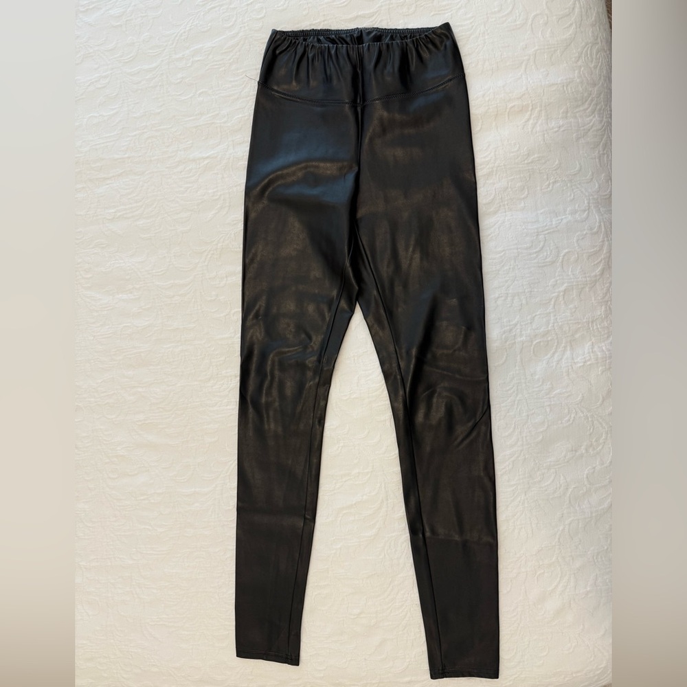 Wilfred Free midrise, Daria Black vegan Leather Pants